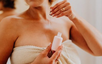 Podwójne nawilżanie skóry: jak łączyć serum i krem?